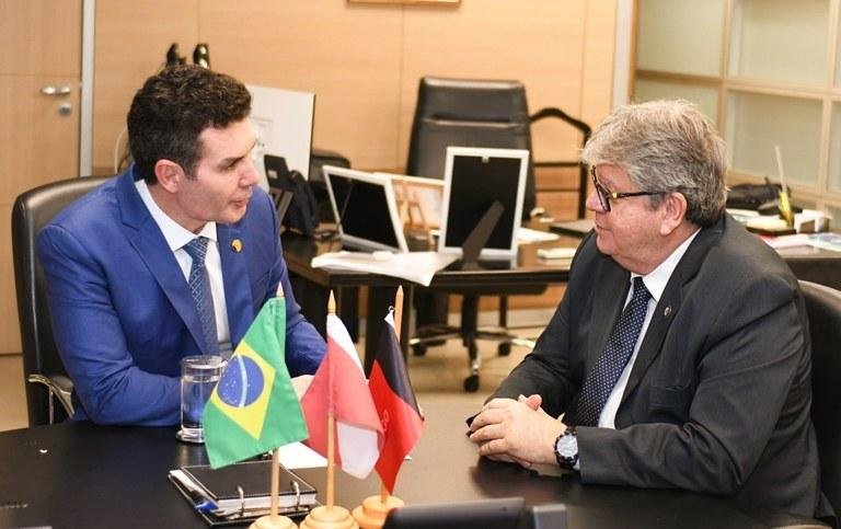 João pede liberação das obras da barragem Cupissura e de habitação ao ministro das Cidades