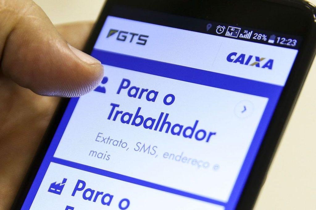 Governo estuda liberar até R$ 14 bilhões para saque-aniversário do FGTS