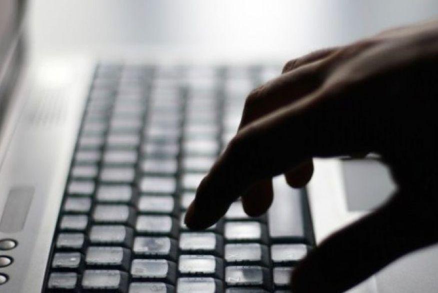 Polícia cumpre mandado contra acusado de usar perfil falso para extoquir e ameaçar empresário em João Pessoa