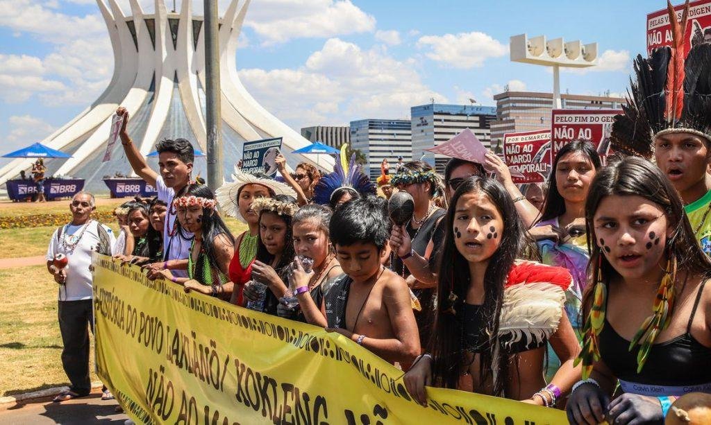 Povos indígenas marcham em Brasília contra marco temporal