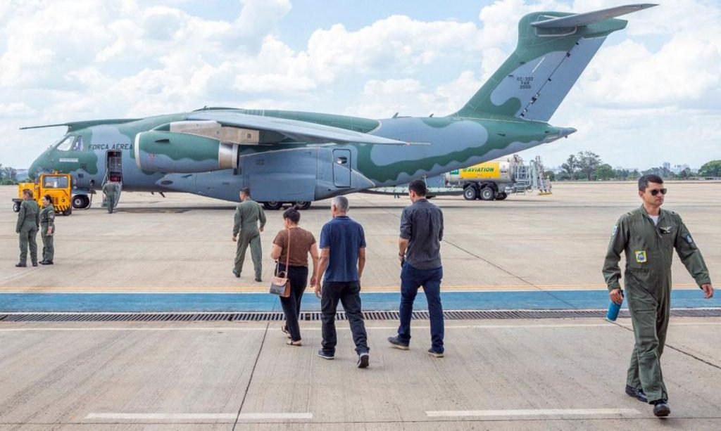 Quinta aeronave da operação Voltando em Paz pousa no Galeão com mais 215 brasileiros
