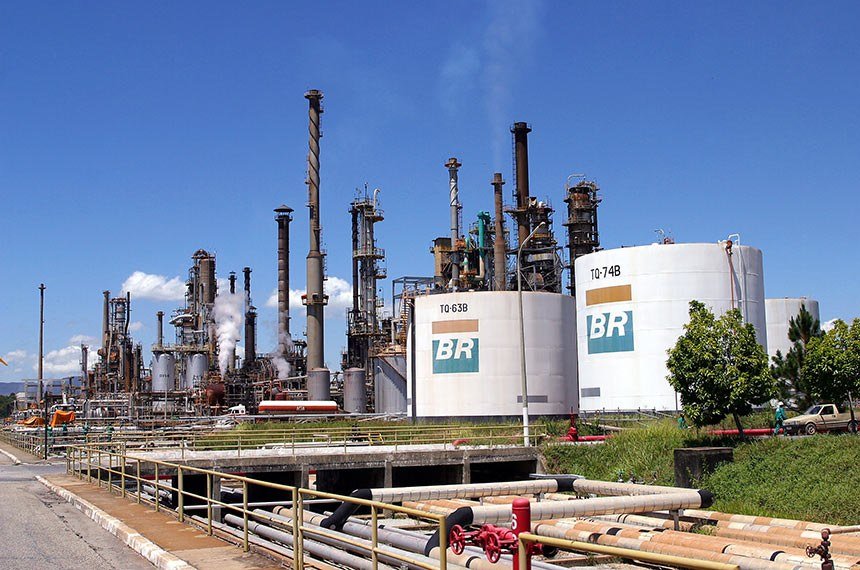 Petrobras reduz preço da gasolina e aumenta o do diesel