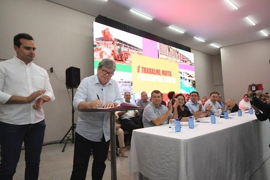 João Azevêdo anuncia investimentos de mais de R$ 200 milhões para a educação, saúde, segurança pública e infraestrutura de Campina Grande