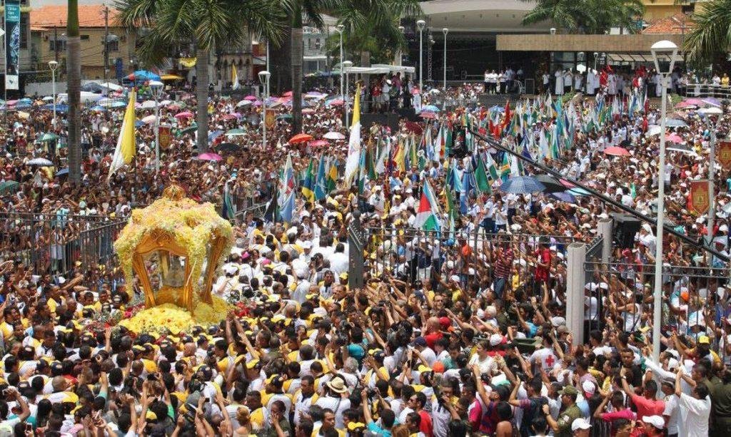 Círio de Nazaré leva multidão às ruas de Belém neste domingo