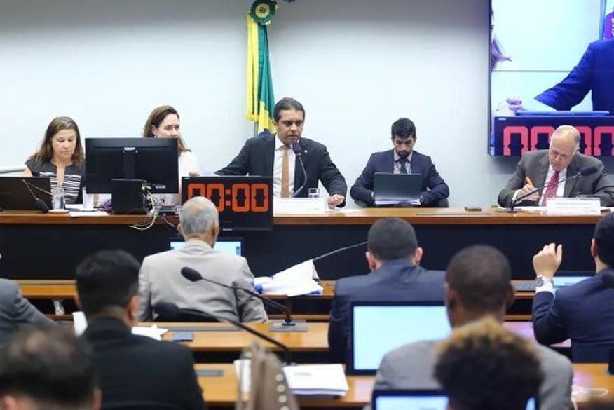 Comissão da Câmara aprova projeto para proibir casamento entre pessoas do mesmo sexo