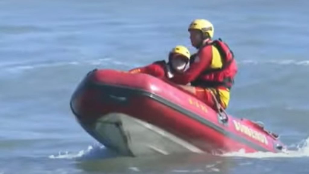 Corpo de Bombeiros continuam buscas por jovem que se afogou em praia na Região Metropolitana de JP