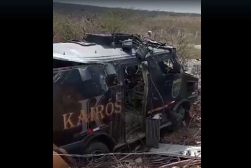 Criminosos explodem e assaltam carro-forte na divisa entre Paraíba e Pernambuco