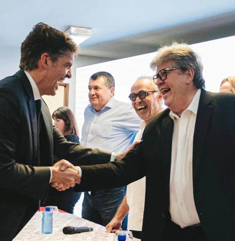 Em post nas redes sociais, Tovar explica foto com João Azevêdo e nega adesão à base aliada na ALPB