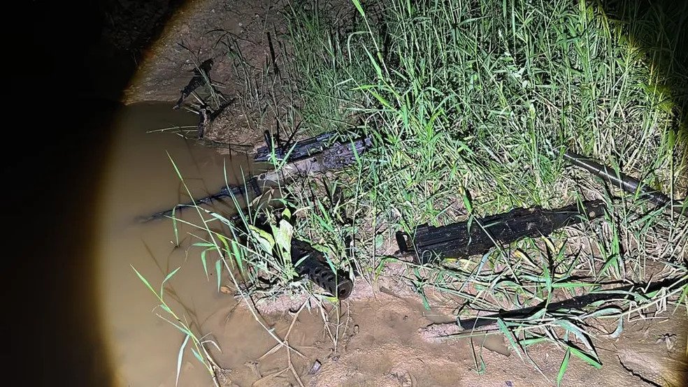 Metralhadoras furtadas do Exército encontradas pela polícia em São Roque, interior de SP, estavam escondidas em lamaçal