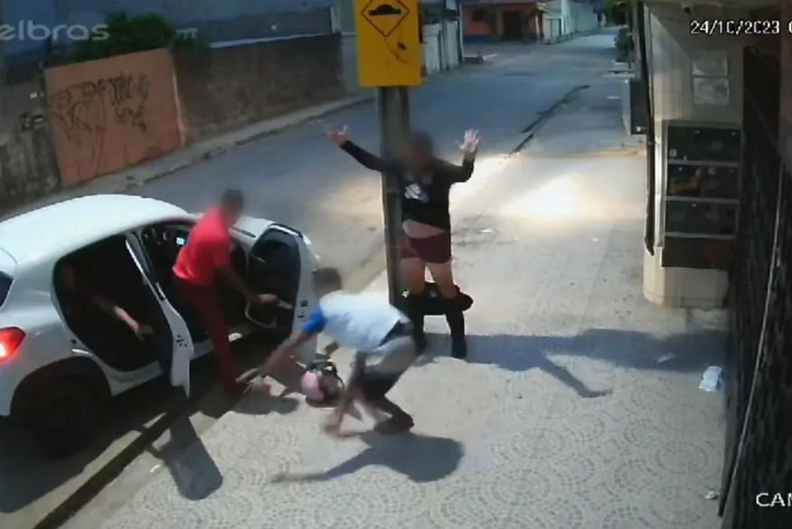 Motorista de aplicativo fica só de cueca após ser assaltado duas vezes e atropelado por bandidos