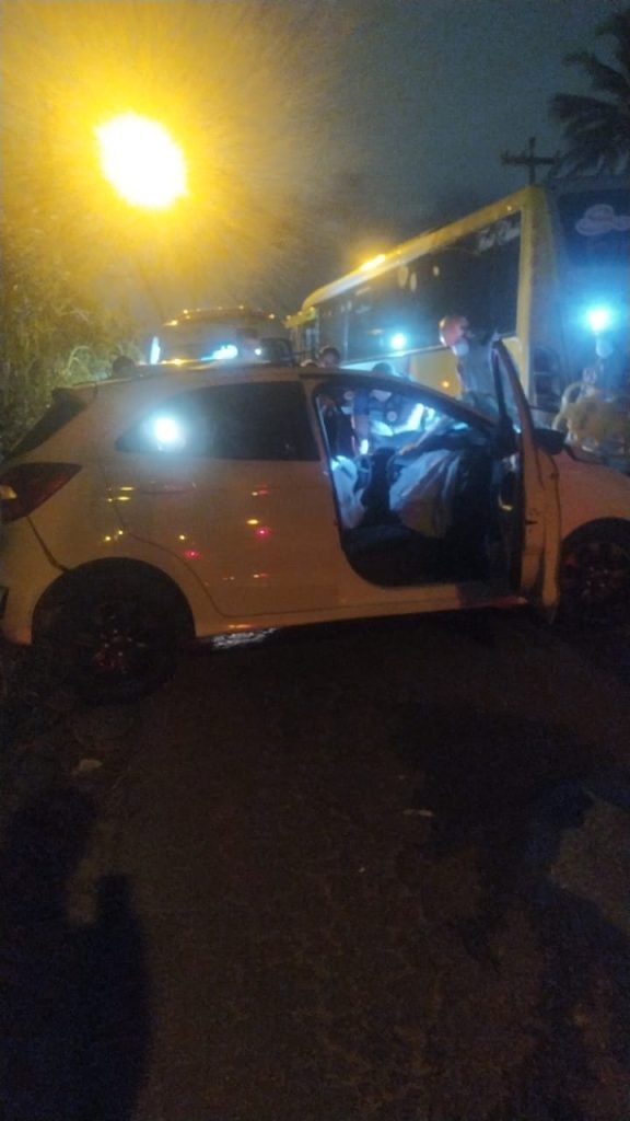 Motorista morre em grave acidente após colidir carro contra ônibus, em João Pessoa