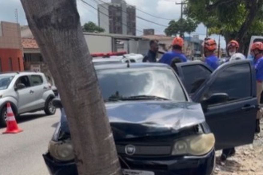 Mulher e criança ficam feridas após motorista perder controle e bater em árvore no bairro de Jaguaribe