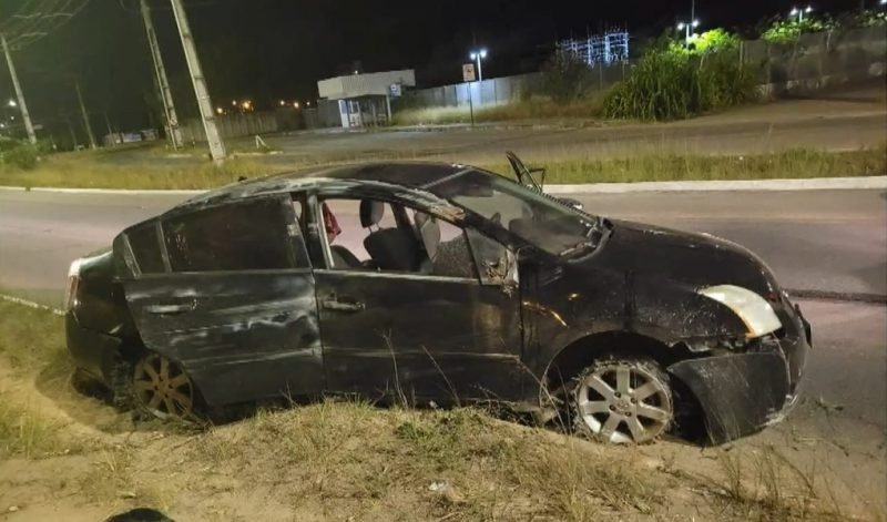 Sequestradores são perseguidos e presos pela polícia após capotarem carro com refém dentro