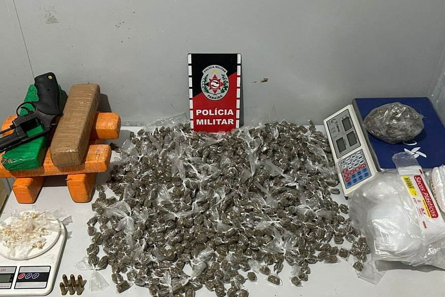 VÍDEO: dupla é presa com quase mil trouxas de maconha na zona rural de Rio Tinto
