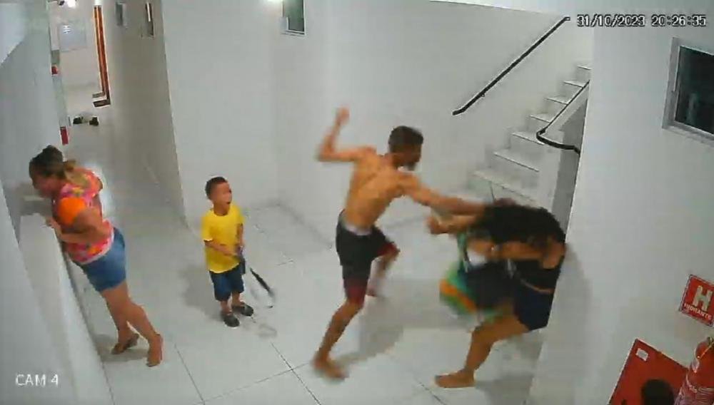 Câmeras flagram momento em que mulher é espancada na frente de crianças em prédio de João Pessoa