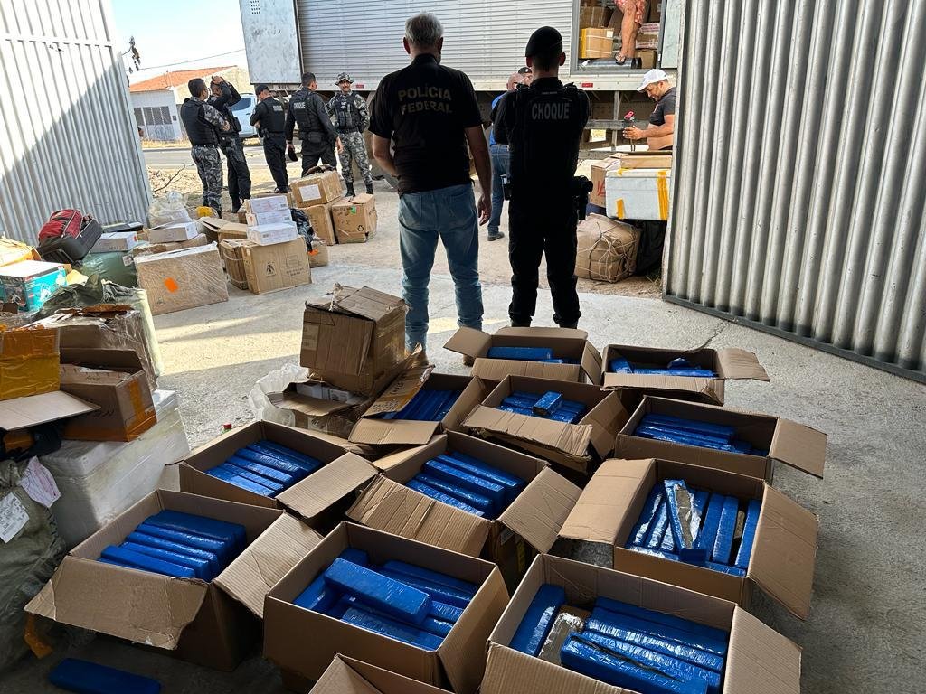 Polícias Federal e Militar interceptam caminhão e apreendem 1 tonelada de maconha e 3 kg de cocaína