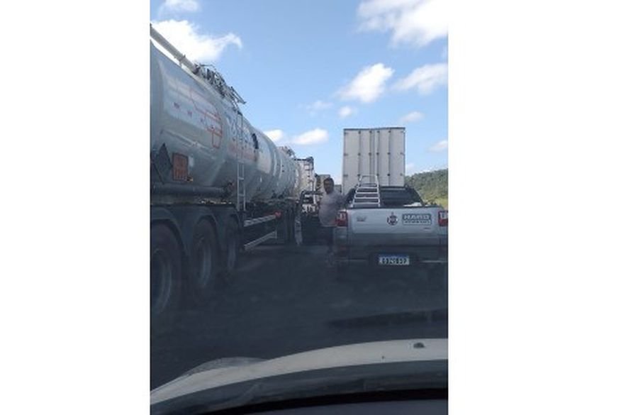 Acidente grave e incêndio interrompem trânsito na BR-101 entre Recife e João Pessoa