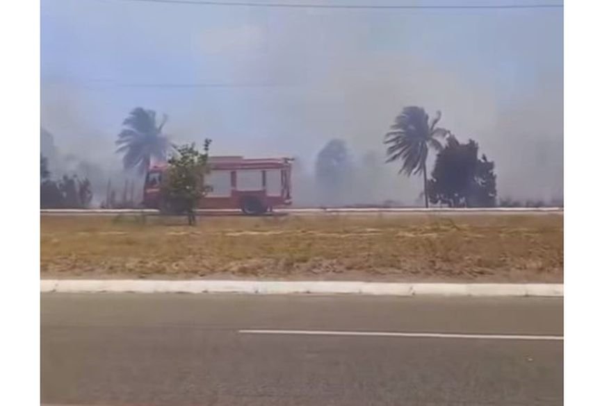 Incêndio atinge margens da PB-008 e mobiliza Corpo de Bombeiros em João Pessoa