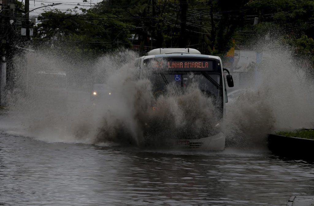 Inmet faz novo alerta de perigo de tempestade para 10 estados
