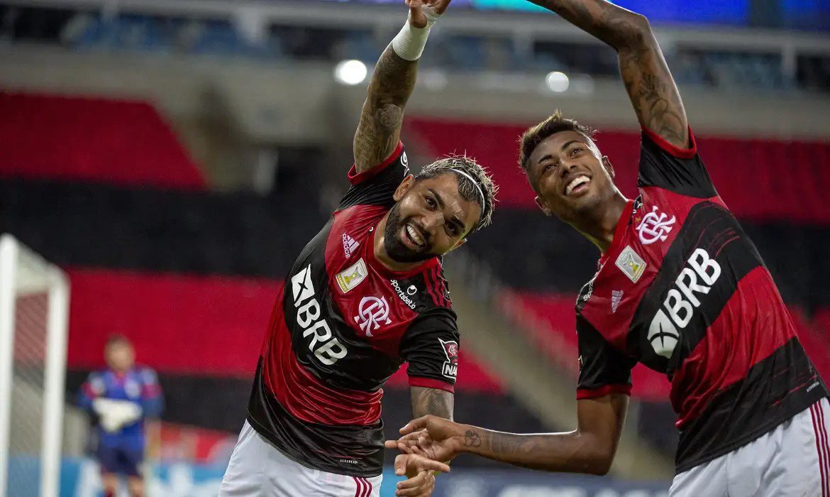 Jogo do ‘Flamengo Fake’ vende mais ingressos que capacidade liberada no Almeidão, em João Pessoa; clube pode ser punido