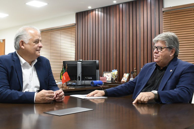 João Azevêdo destaca investimentos em obras e fortalecimento da economia em reunião com ministro