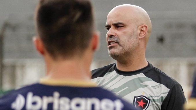 Botafogo-PB anuncia saída do técnico Cristian de Souza