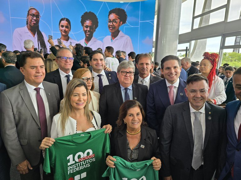 Ao lado de Lula, João Azevêdo participa de anúncio de implantação de novos institutos federais, na PB