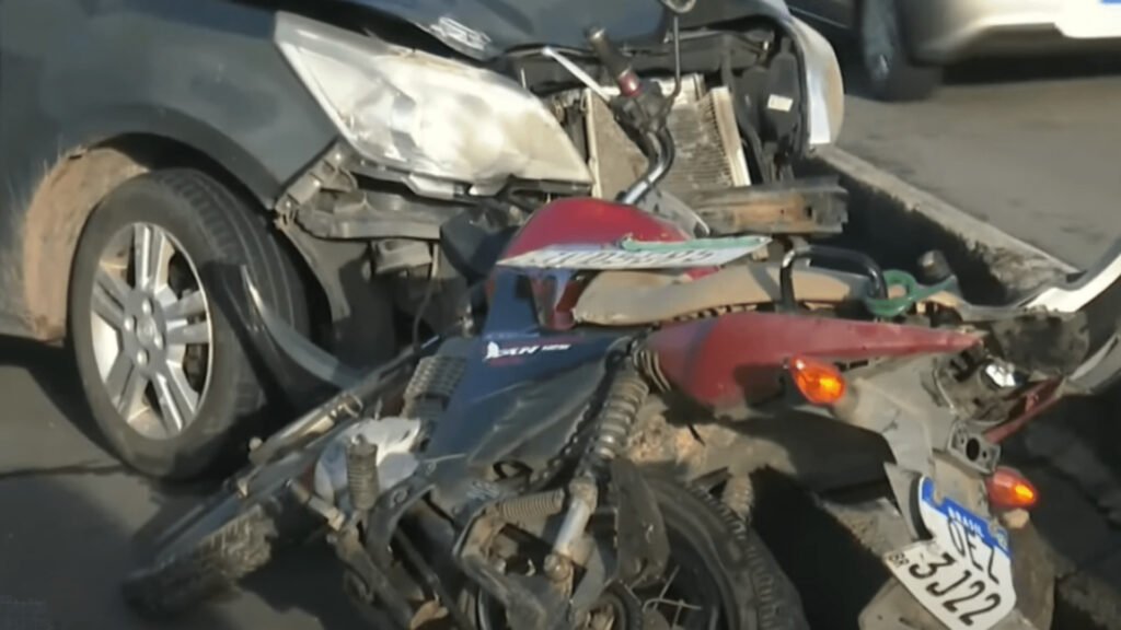 Colisão entre carro e moto deixa um homem ferido na BR-230, em João Pessoa