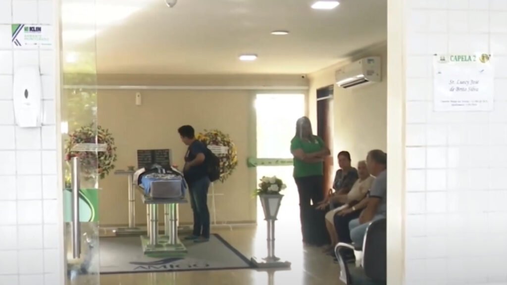 Familiares, amigos e alunos e despedem de professor assassinado na frente da filha