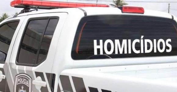 Homem é assassinado a tiros dentro de estacionamento de shopping, em João Pessoa