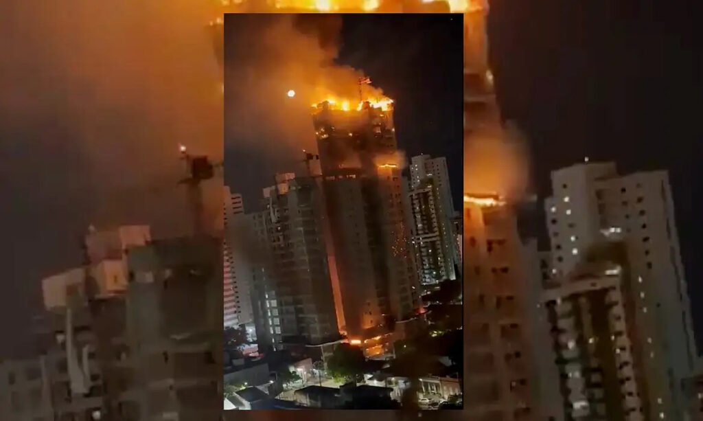 Incêndio atinge prédio em construção em Recife Incêndio atinge prédio em construção em Recife