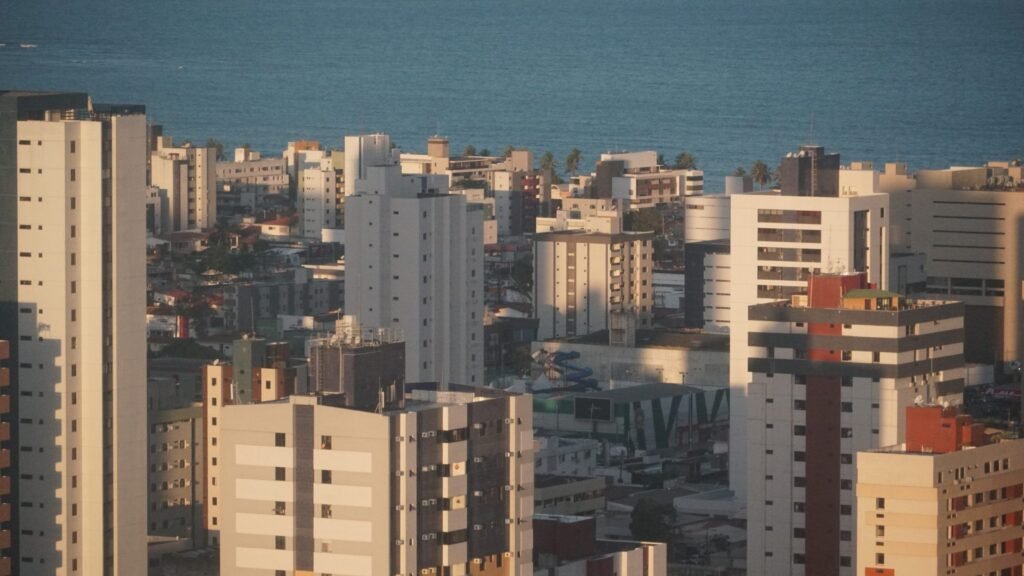 Nova lei proíbe permanência de crianças sozinhas em espaços de uso comum em condomínios na Paraíba