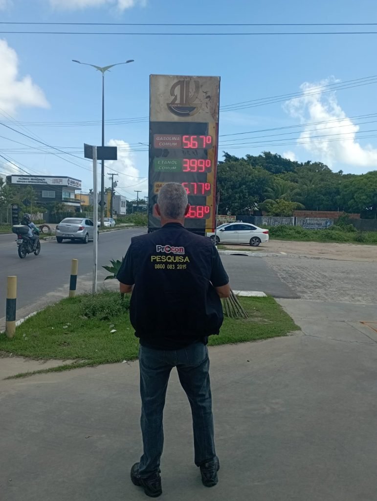 Pesquisa de combustíveis encontra média de R$ 5,656 no preço do litro da gasolina; Procon-JP fiscaliza postos