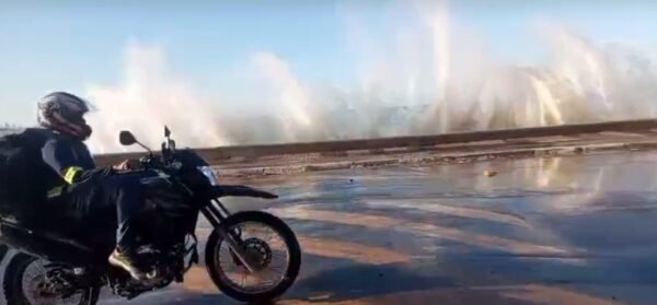 VÍDEO: ressaca do mar invade orla de João Pessoa e de Baía da Traição e ondas alagam praça e avenidas