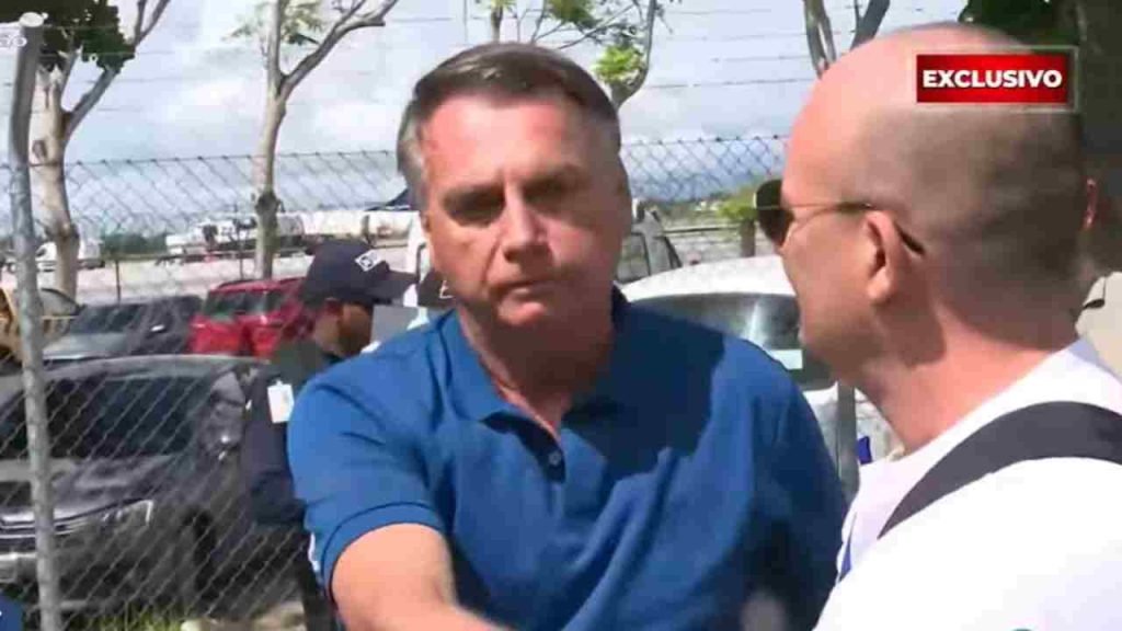 Jair Bolsonaro reclama de apoiadores fora do saguão do aeroporto em João Pessoa e dá ’empurrão’ em Cabo Gilberto