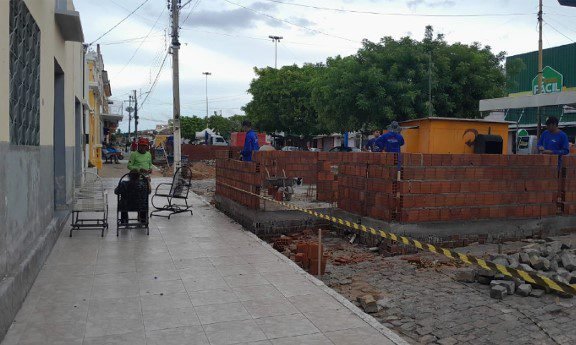 Juiz manda prefeitura parar construção de quiosques que bloqueou rua em Santa Luzia