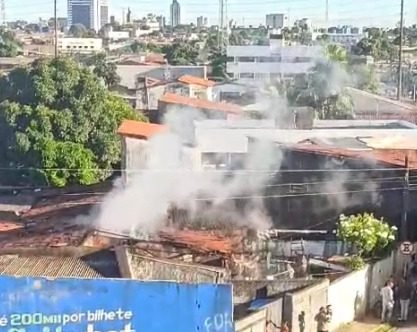 Moradora do Rangel tem casa destruída por incêndio pela terceira vez