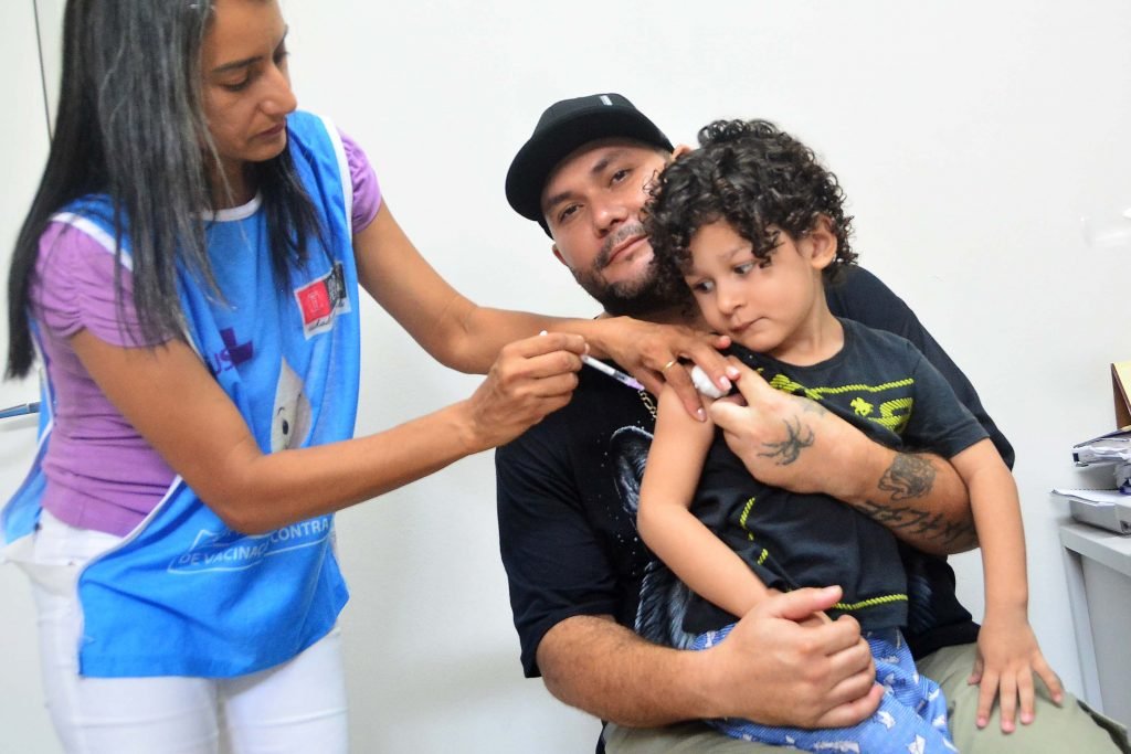 Vacinas das campanhas contra Gripe, Dengue e Covid-19 estão disponíveis em diversos serviços de saúde