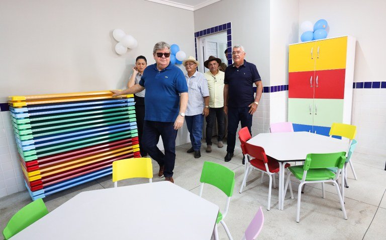 João Azevêdo entrega creche e ginásio poliesportivo e inspeciona obra de mobilidade urbana no Sertão