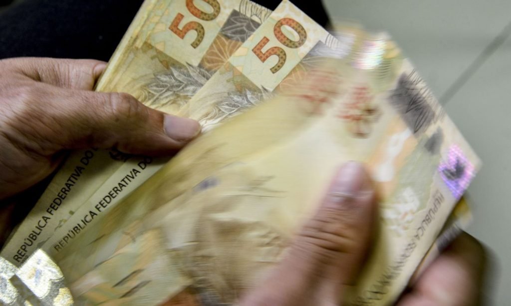 Estado paga primeira parcela do décimo terceiro salário nesta segunda-feira e injeta R$ 1 bilhão na economia em 14 dias