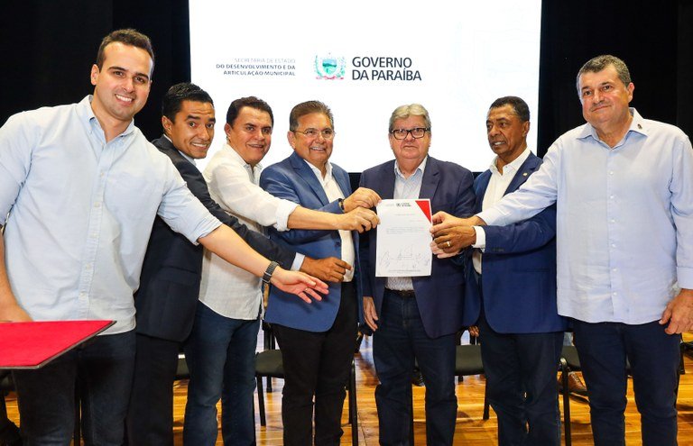 João Azevêdo autoriza pagamento de emendas dos deputados estaduais que beneficiam 207 municípios