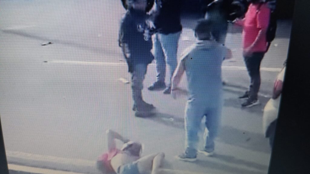 Moto pega fogo após se envolver em acidente com quatro veículos na BR-230 em João Pessoa