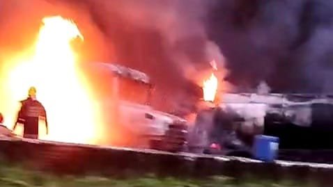 Caminhões pegam fogo após colisão na BR-101 em Mamanguape e trânsito fica interditado