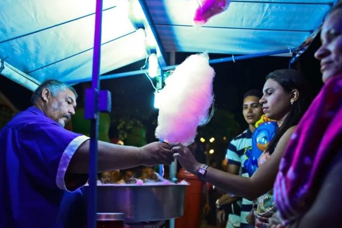 Vendedores ambulantes que irão atuar na Festa das Neves recebem R$ 400 mil em crédito