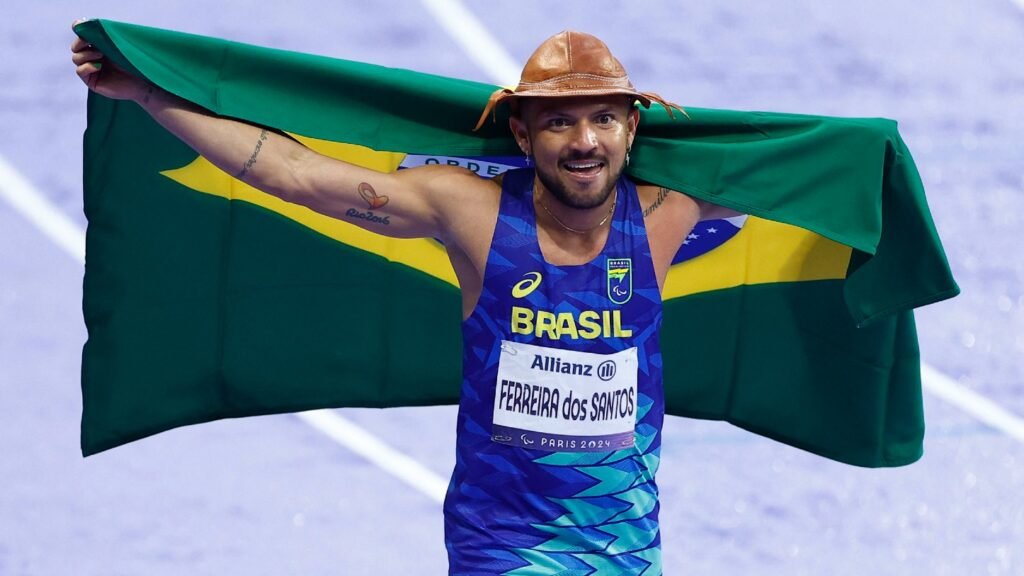 Ouro: paraibano Petrúcio Ferreira é tricampeão paralímpico nos 100m em Paris