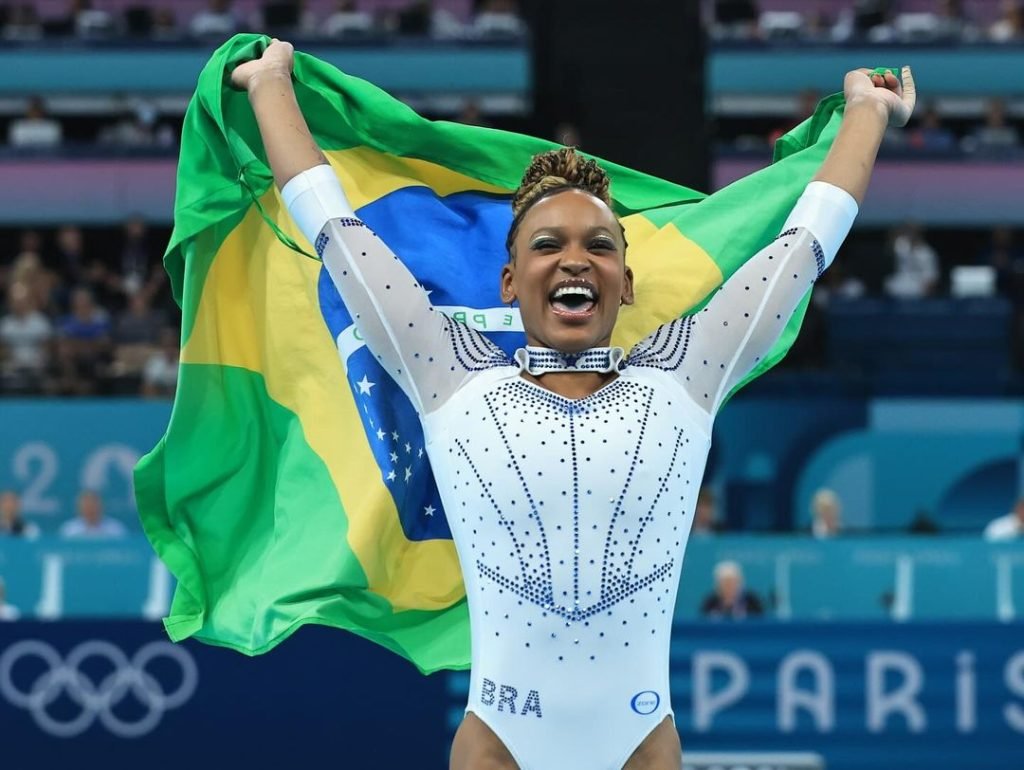 Rebeca Andrade conquista ouro no solo ao superar Simone Biles em Paris