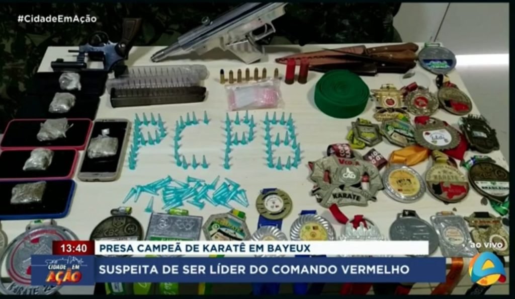 Jovem campeã de karatê e suspeita de ser líder do Comando Vermelho é presa