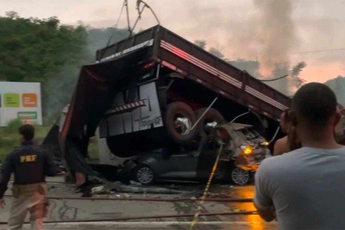 Acidente com ônibus, carreta e carro deixa ao menos 38 mortos na BR-116