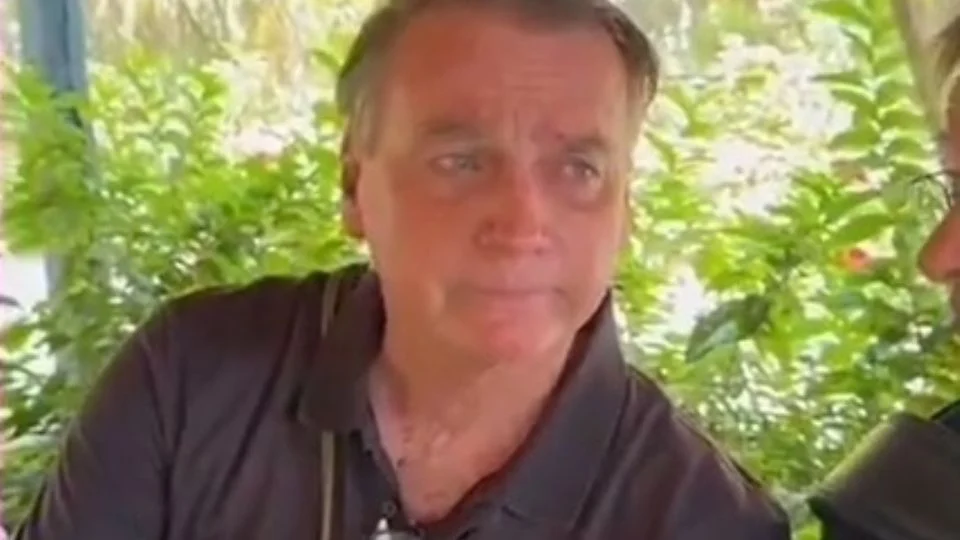 Bolsonaro passa vergonha ao tentar desqualificar avanços do governo Lula nas redes