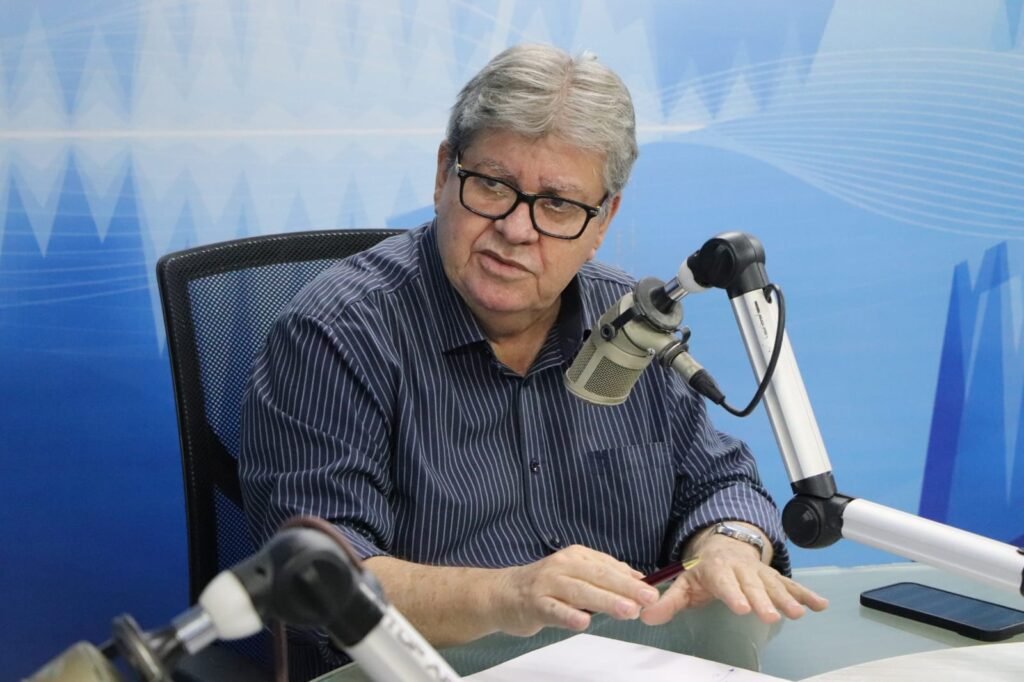 João Azevêdo faz elogio a Deusdete e diz que nome dele está colocado para 2026: “Grande auxiliar”